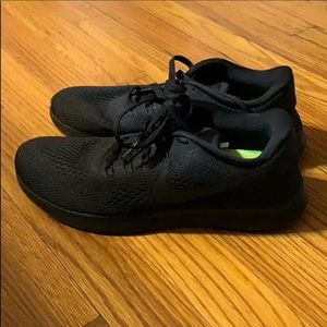 All black nike free runs